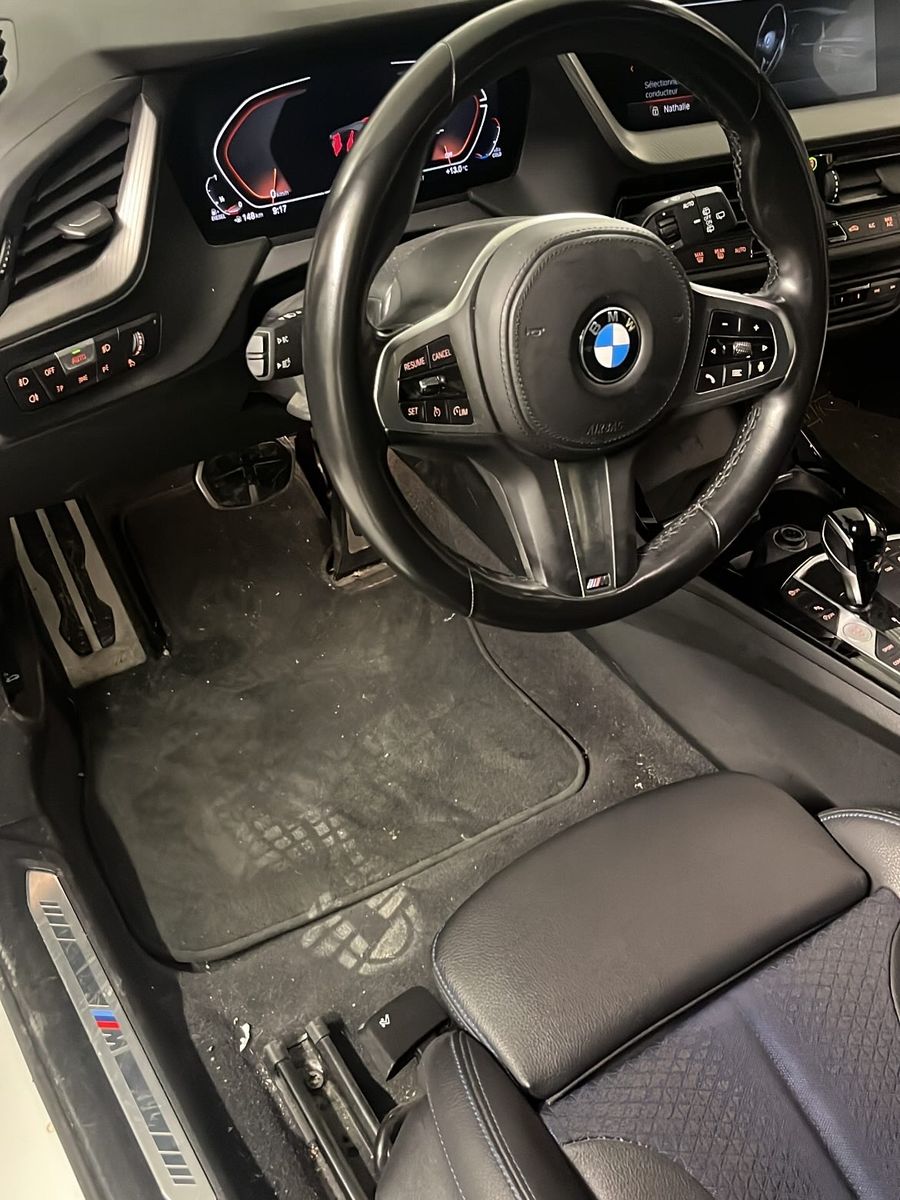 Avant : habitacle d'une BMW Série 1 avec tapis sale
